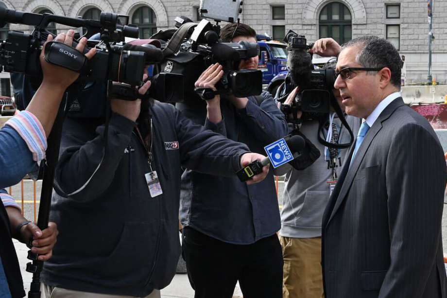 Marc Agnifilo, abogado de Keith Raniere, a su llegada a la corte de Nueva York, donde su cliente fue condenado a 120 años de cárcel. / AFP
