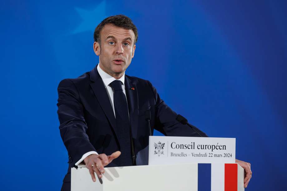 El presidente francés, Emmanuel Macron, habla con la prensa durante el segundo día de una reunión del Consejo Europeo en Bruselas, Bélgica, el 22 de marzo de 2024.

