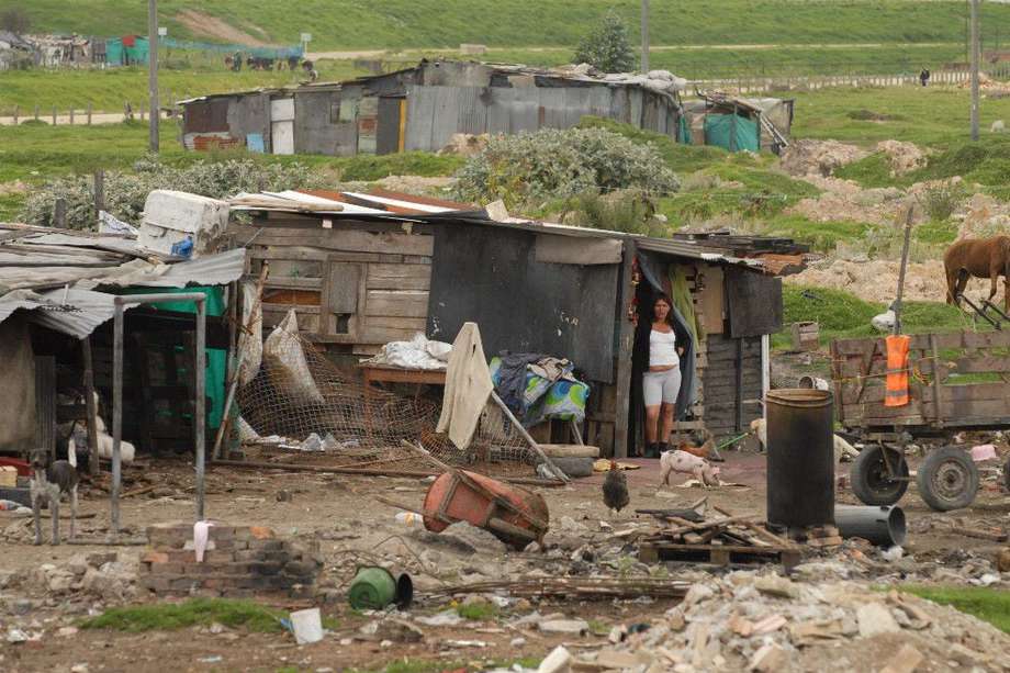 El DANE reveló, en octubre de 2020, que el 35,7 % de la población colombiana estaba en situación de pobreza monetaria, durante el 2019 (661.000 personas más que en 2018).