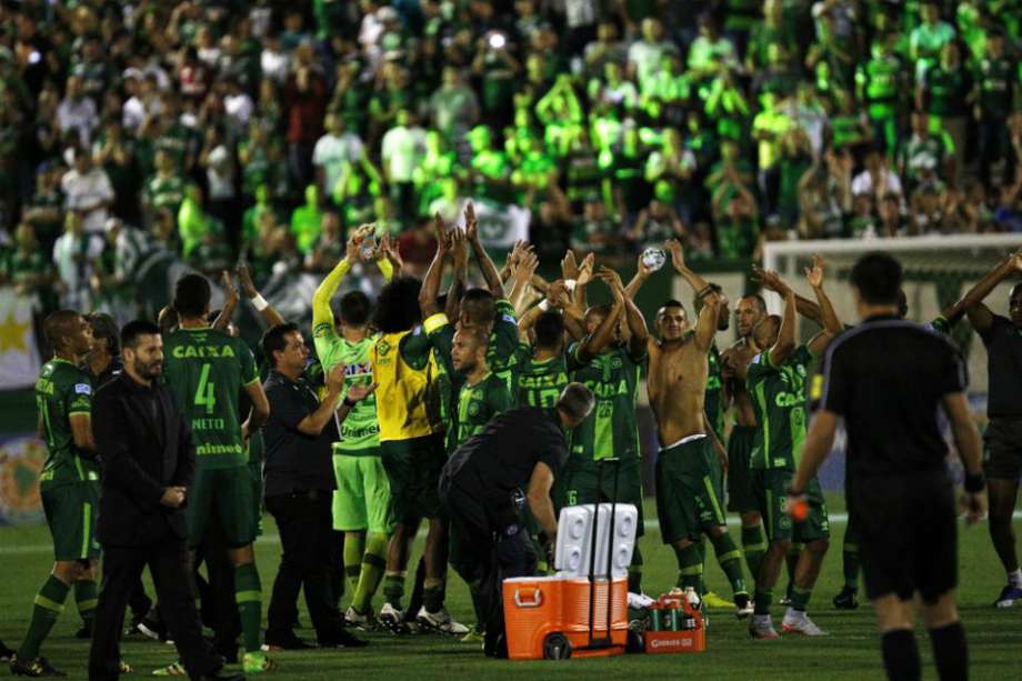 El plantel de Chapecoense celebre su histórica clasificación a la final de la Copa Sudamericana. / EFE