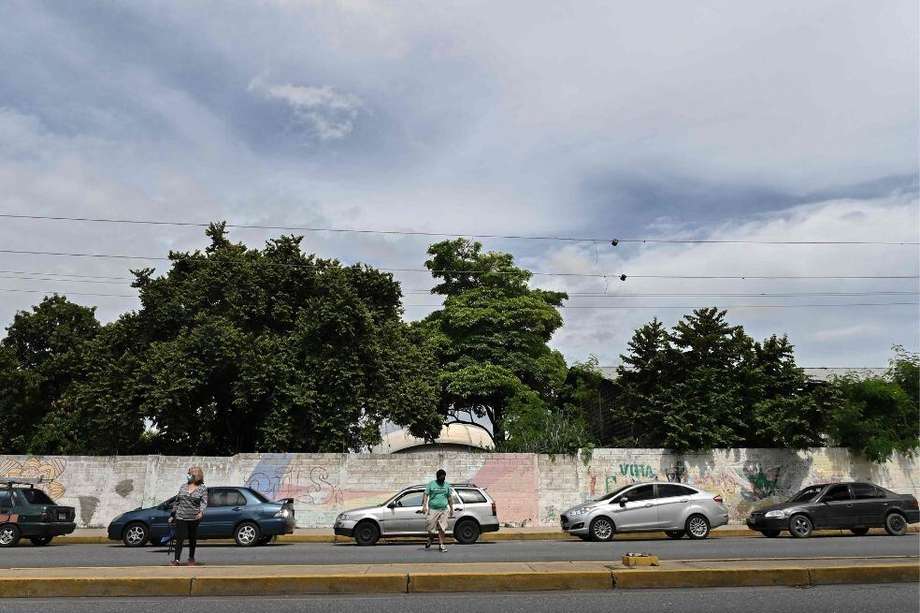 Decenas de personas hacen cola para tanquear sus vehículos en una gasolinera en Maracay, estado Aragua, Venezuela.