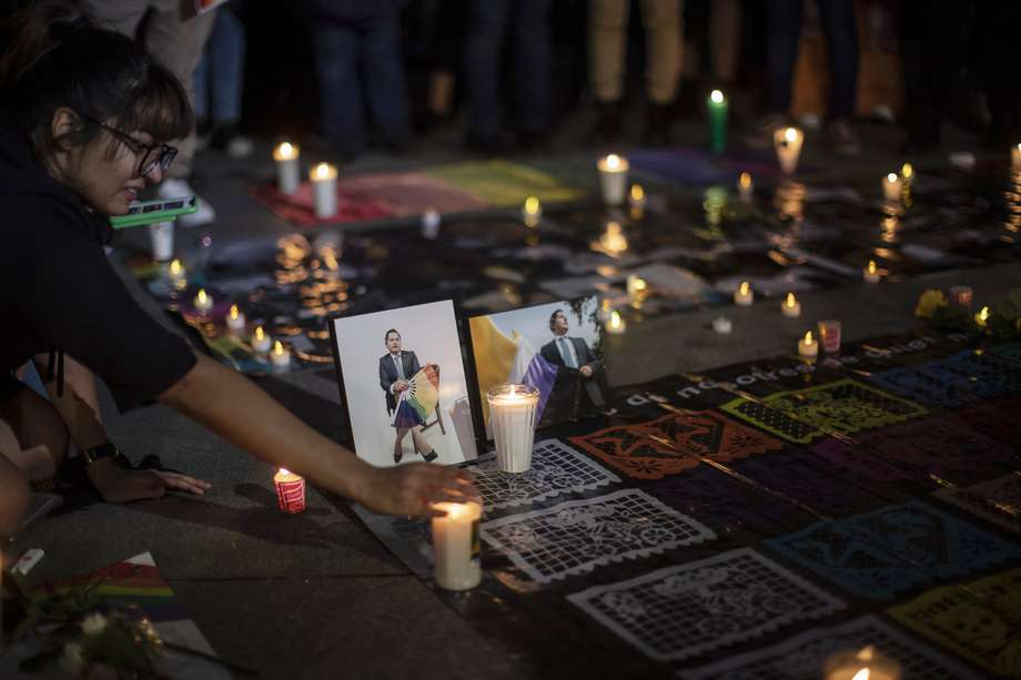 Demostraciones en apoyo a la comunidad LGBTIQ+ durante una vigilia para exigir justicia por el asesinato del magistrado Jesús Ociel Baena, en Ciudad de México, México, 13 de noviembre de 2023.