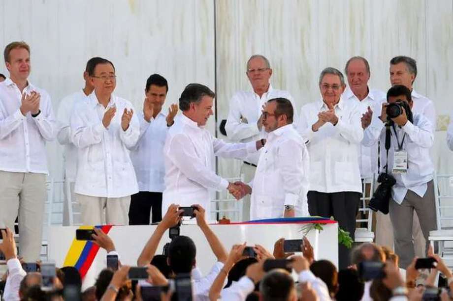 En Cartagena, Juan Manuel Santos, entonces presidente de Colombia, y Rodrigo Londoño, máximo comandante de las Farc, firmaron el Acuerdo de paz el 26 de septiembre de 2016.