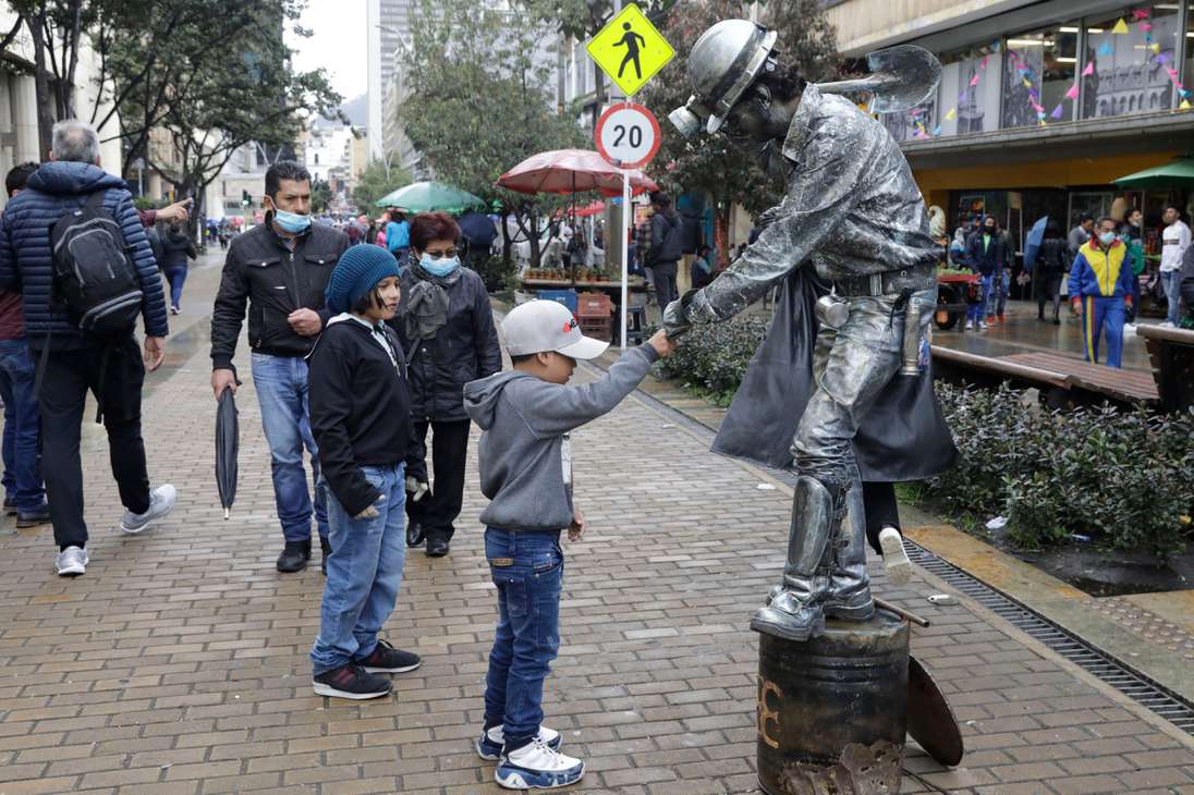 -FOTODELDÍA- ACOMPAÑA CRÓNICA: COLOMBIA ARTE BOG400. BOGOTÁ (COLOMBIA), 10/07/2022.- Fotografía fechada el 8 de julio de 2022 que muestra al artista Hugo Alexander Silva mientras trabaja como estatua humana en las calles de Bogotá (Colombia). Músicos, estatuas humanas, escultores y pintores, entre otros, se han adueñado de las calles del centro de Bogotá para demostrar que el arte es de todos y para dignificar los trabajos que llenan de vida las arterias de la ciudad desde un programa que busca visibilizar y darles el respeto que merecen. EFE/ Carlos Ortega