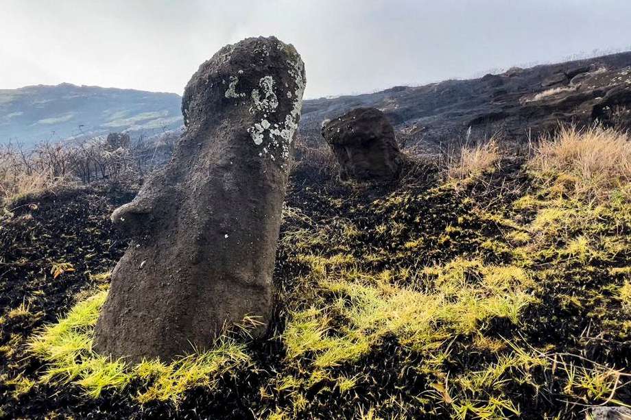 Vista de los Moais, estatuas de piedra de la cultura Rapa Nui, fueron afectadas por el incendio en el Parque Nacional Rapa Nui en la Isla de Pascua, Chile.