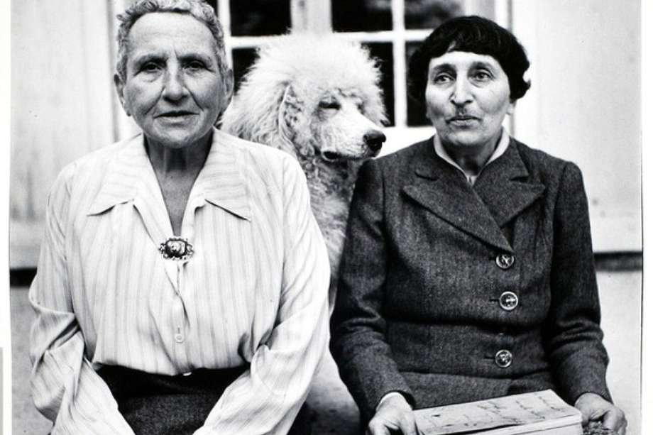 Gertrude Stein (izq.) fue una novelista, poeta, dramaturga y coleccionista de arte estadounidense. Vivió en París desde 1903 hasta su muerte en 1946. Nació el 3 de febrero de 1874. Su compañera Alice B. Toklas también escribía.