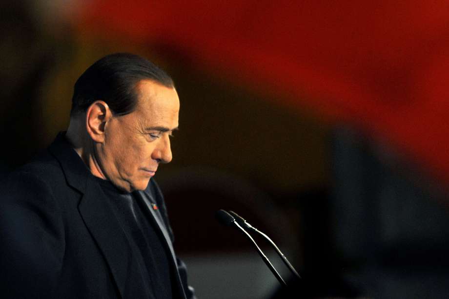 El ex primer ministro italiano Silvio Berlusconi pronuncia un discurso frente a su residencia privada, el Palazzo Grazioli, tras su expulsión del Senado, el 27 de noviembre de 2013.
