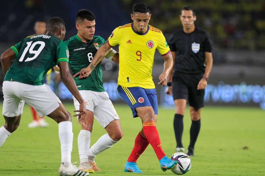 Luis Muriel (d) de Colombia disputa el balón con Moisés Villarroel Angulo (c) de Bolivia durante un partido de las eliminatorias sudamericanas para el Mundial de Catar 2022.