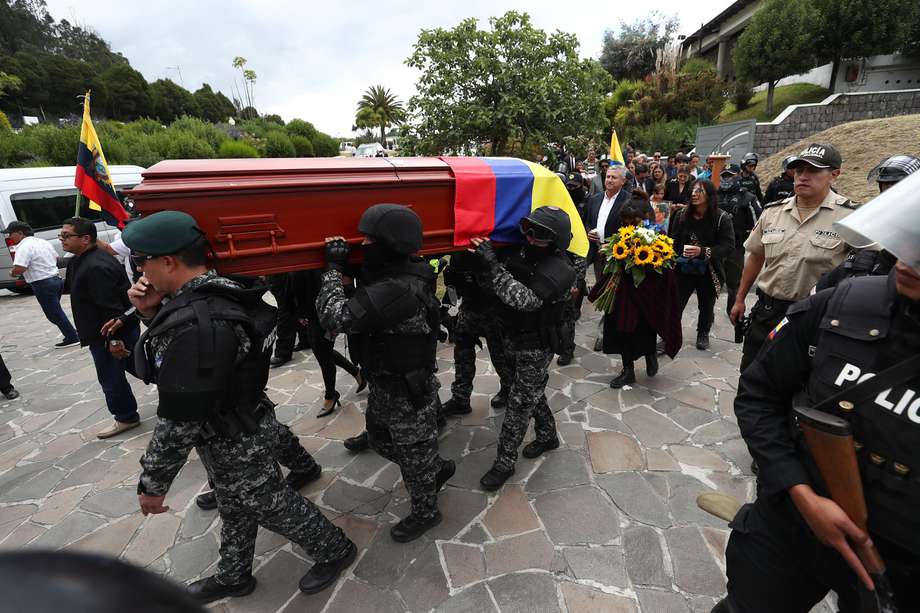 Policías cargan el féretro con el cuerpo de candidato presidencial Fernando Villavicencio hoy, en Quito (Ecuador).