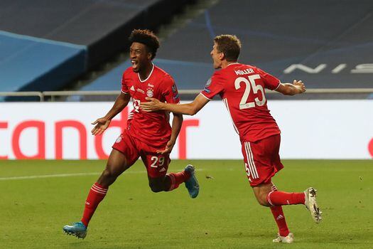 Kingsley Coman (i) celebra el gol que le dio la victoria al Bayern Múnich sobre PSG.