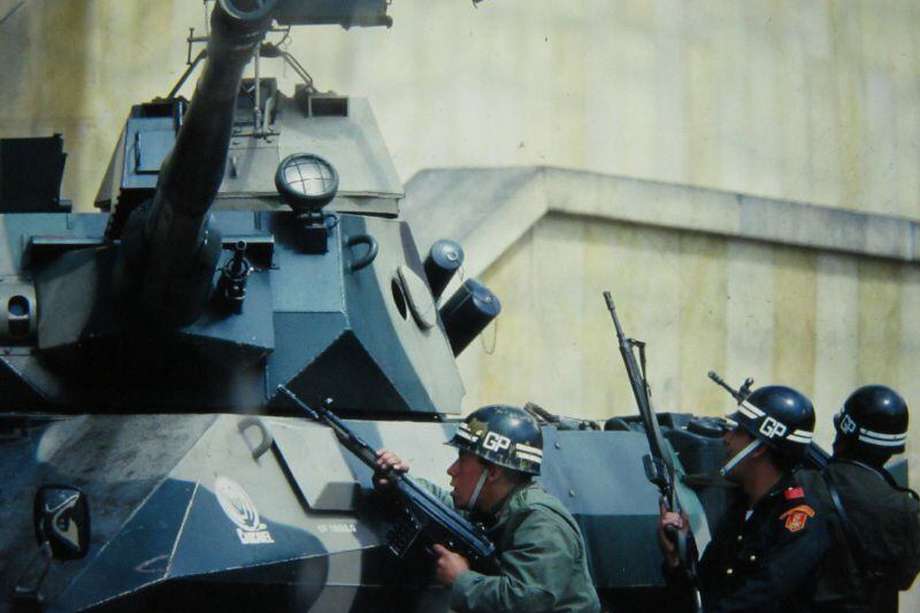 Los vehículos militares ingresaron al Palacio de Justicia por orden del general (r) Jesús Armando Arias Cabrales.  /Archivo El Espectador