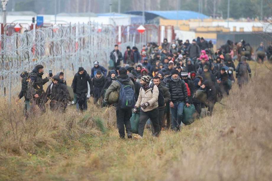 Miles de migrantes han llegado a Bielorrusia con la esperanza de cruzar a los países de Europa Occidental. Sin embargo, Polonia les ha impedido el paso. 

