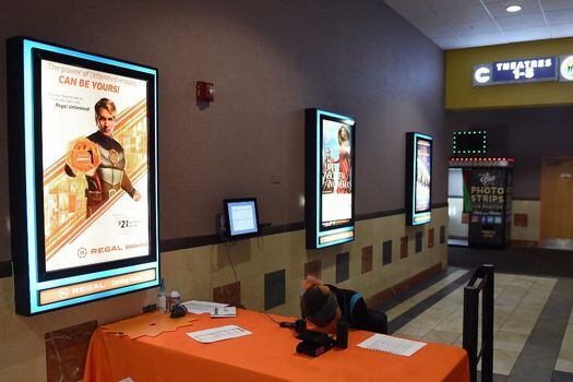 Las salas de cine en el país están cerradas desde mediados de marzo pasado para evitar la propagación del nuevo coronavirus. / AFP
