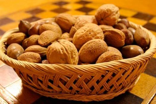 Puedes tomar 3 o 4 al día. Y aunque las nueces son los frutos secos que más omega 3 contienen, los demás también son beneficiosos para reducir el colesterol "malo", tomados crudos y sin sal.