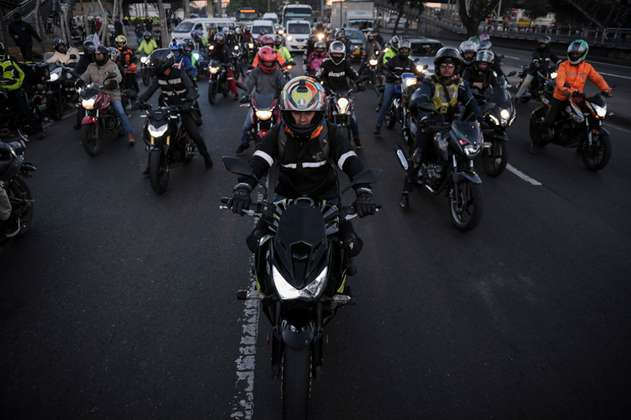 Motociclistas, a la mesa para expresar reparos a restricción de parrillero
