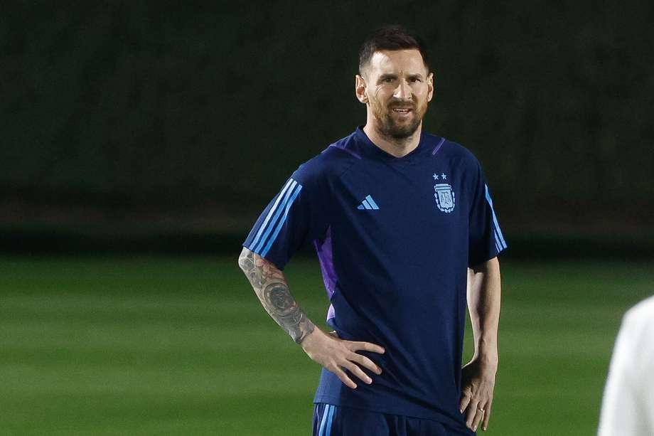 El delantero de Argentina Lionel Messi participa en un entrenamiento de su selección este viernes en Doha, Catar, de preparación para el partido que Argentina disputará contra México, correspondiente a la segunda jornada de la fase de grupos del Mundial de Qatar 2022. 
