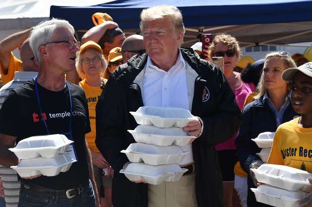 Trump visitó zonas afectadas por Florence y prometió mucho dinero por los daños
