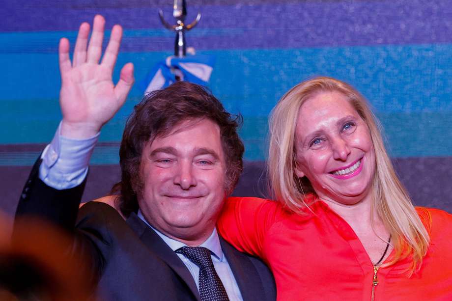 El presidente electo de Argentina, Javier Milei, celebra junto a su hermana y jefa de campaña, Karina Milei. EFE/ Juan Ignacio Roncoroni
