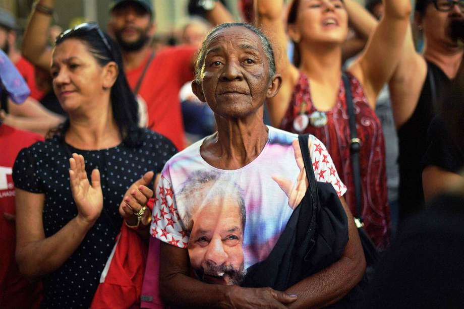 Miles de personas respaldan a Lula, a pesar de las acusaciones en su contra.  / AFP