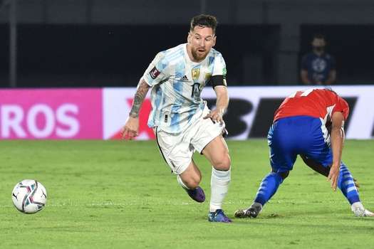Lionel Messi tras hacer un tunel en el partido de Argentina contra Paraguay.
