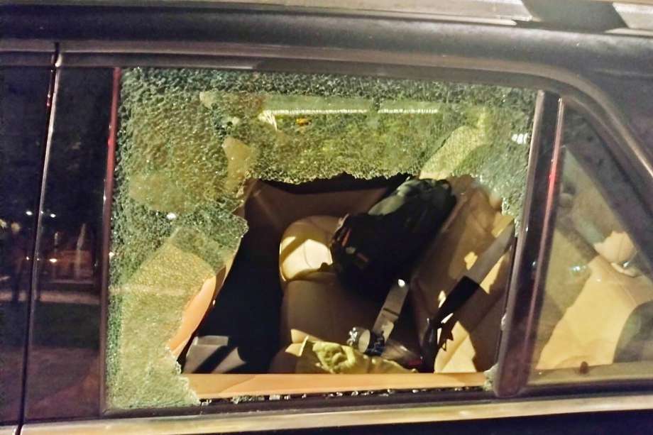 Los acusados habrían roto el vidrio del vehículo para hurtar sus pertenencias.