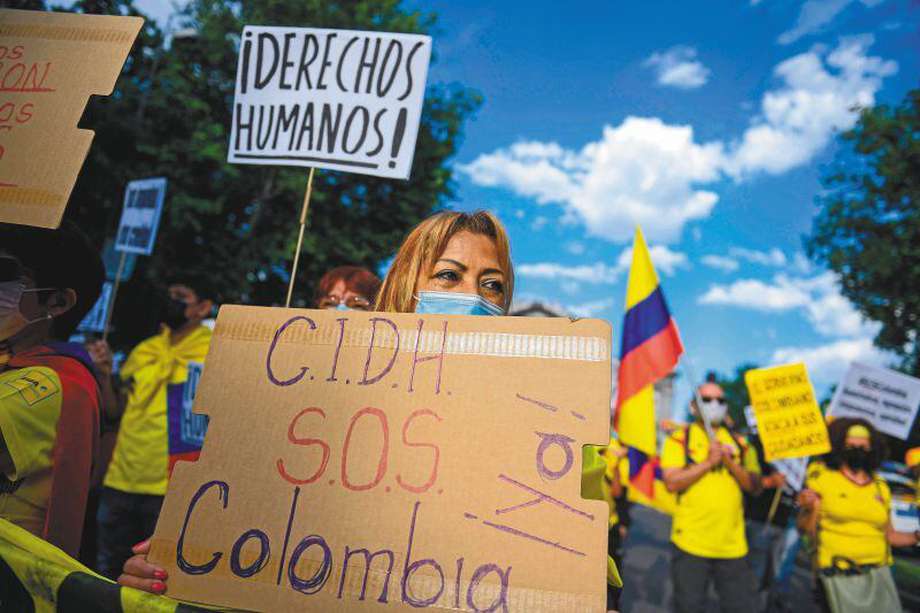 Una misión especial de la Comisión Interamericana de Derechos Humanos (CIDH) estuvo en Colombia, el 8 de junio, para verificar la situación de los derechos humanos en el país.  / AFP / OSCAR DEL POZO

