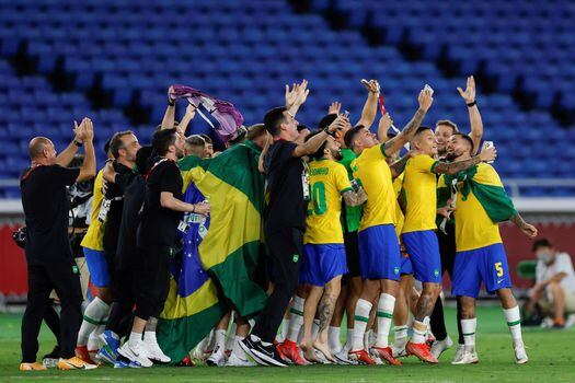 Los jugadores de Brasil celebran tras obtener por segunda vez consecutiva la medalla de oro en unos Juegos Olímpicos.
