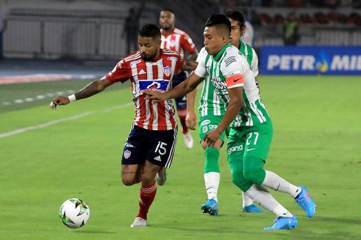 Yesus Cabrera y Sebastián Gómez durante el partido entre Júnior y Nacional.