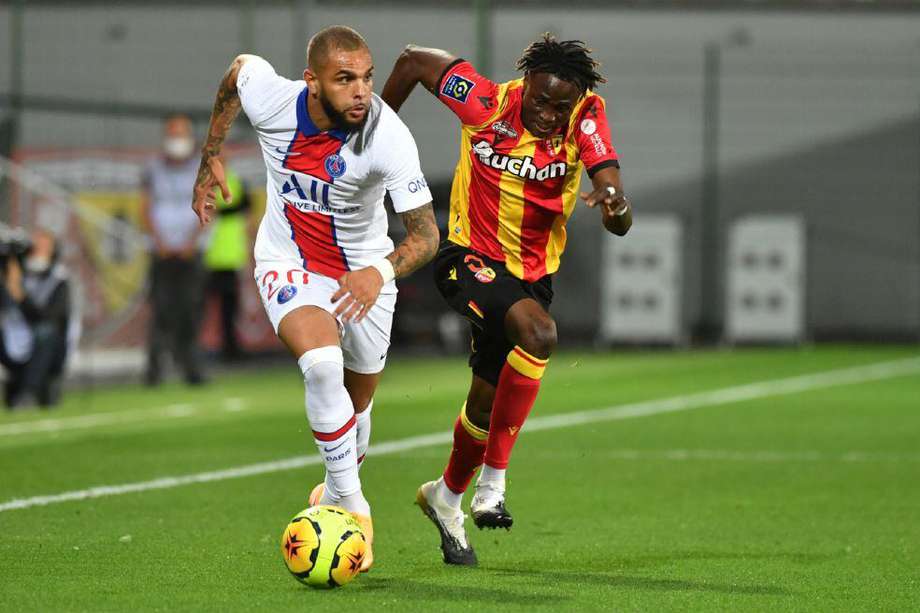 Layvin Kurzawa, lateral izquierdo del Paris Saint-Germain, en la disputa del balón con el defensa del Lens, Issiaga Sylla.