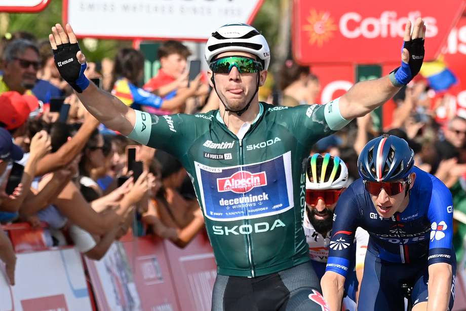 El ciclista australiano del equipo Alpecin, Kaden Groves, celebra mientras cruza la línea de meta en primer lugar después de la quinta etapa de la vuelta ciclista a España 2023, una carrera de 186,2 km desde Morella a Burriana, el 30 de agosto de 2023.