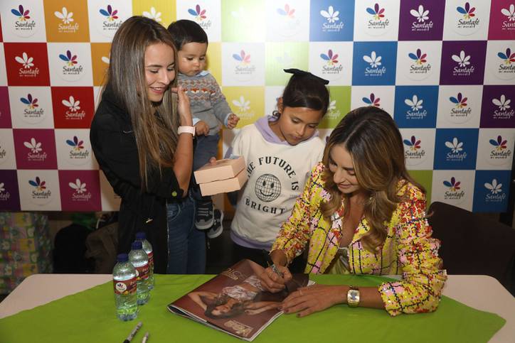 Carolina Soto firma de autógrafos en Centro Comercial Santafé