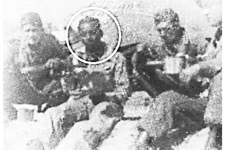 La única foto del veterano de guerra Orlando Herazo en el campo de batalla es borrosa, como su memoria.