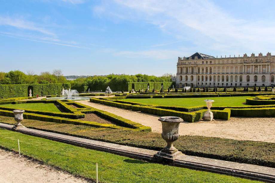 El Palacio de Versalles, la residencia construida en el siglo XVII por Luis XIV, el “Rey Sol”, a unos 20 kilómetros al suroeste de París.