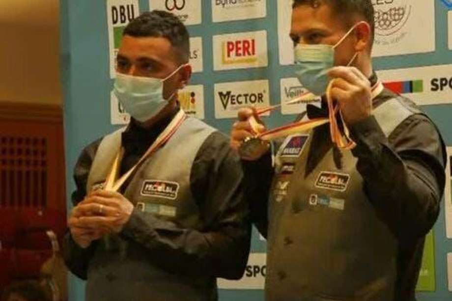 Huberney Cataño (izq.) y Pedro González en segundo lugar del podio del campeonato mundial de billar a tres bandas