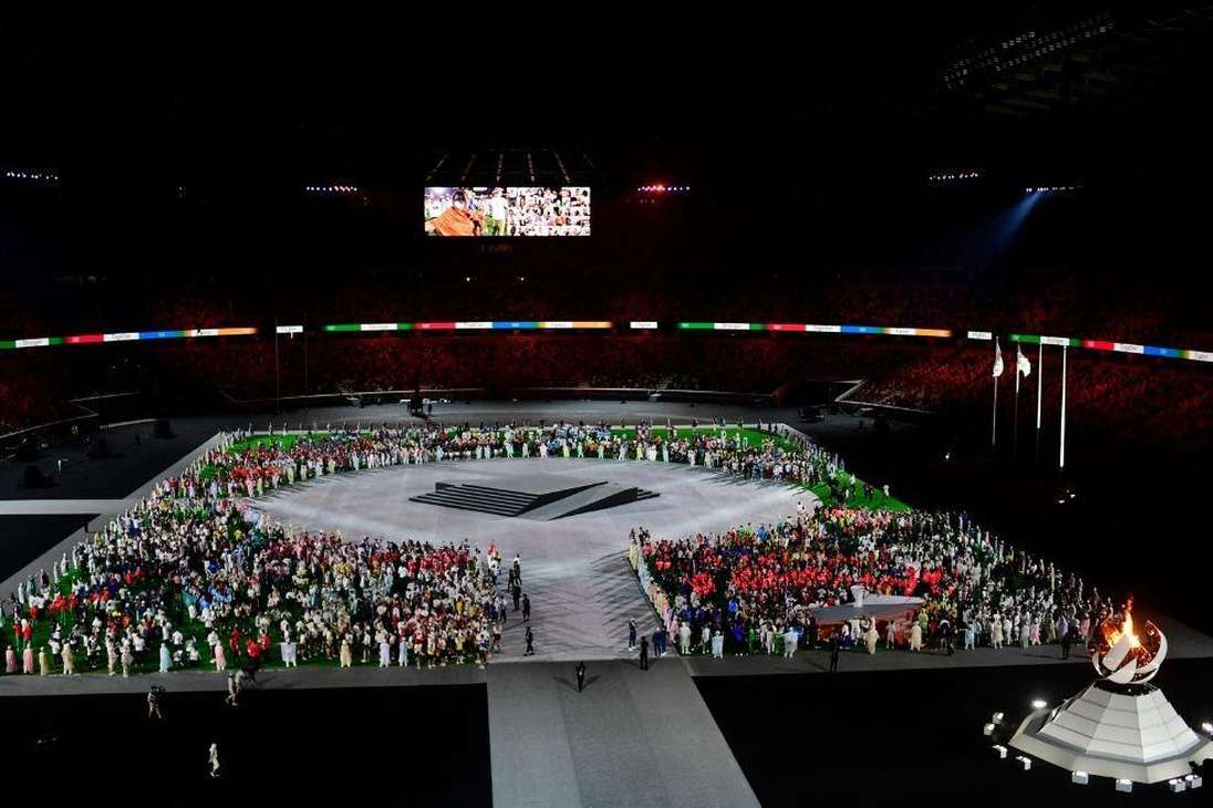 Poco a poco, todas las delegaciones, de los 204 países participantes de las justas, colmaron la cancha del estadio olímpico de Tokio.