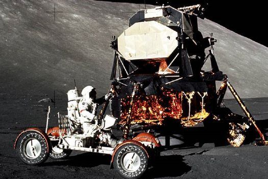 Eugene Cernan, comandante de la misión Apolo 17, conduce el vehículo itinerante lunar en 1972. Fue la última vez que EE.UU. envió una misión tripulada fuera de la órbita terrestre.  / NASA/Harrison Schmitt