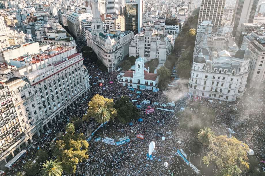 Los argentinos participaron en una movilización del sector educativo contra el gobierno del presidente Javier Milei a lo largo y ancho de todo el país. 
