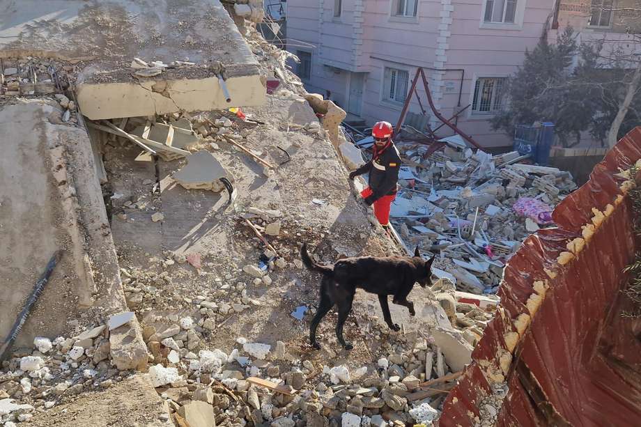 GAZIANTEP (TURQUÍA), 08/02/2023.- Efectivos de la UME buscan entre los escombros en Ganzitep, Turquía, este miércoles. Los 91 efectivos de los bomberos de la Comunidad de Madrid y de la Unidad Militar de Emergencias (UME) trabajan ya en Turquía con la prioridad absoluta de rescatar a las personas sepultadas en el devastador terremoto que ha asolado el sureste del país y Siria y que ha dejado al menos 7.200 muertos y 31.000 heridos. Los efectivos de la UME y del Equipo de Respuesta Inmediata de la Comunidad de Madrid (Ericam) han llegado en la tarde de este martes a la Base Aérea de Incirlik y han sido desplegados a sus respectivas zonas asignadas: los primeros, a la localidad de Ganzitep, cercana a la frontera siria, y los segundos, a Iskenderum, vecina de la ciudad de Alejandreta. EFE/ Ministerio De Defensa SOLO USO EDITORIAL/SOLO DISPONIBLE PARA ILUSTRAR LA NOTICIA QUE ACOMPAÑA (CRÉDITO OBLIGATORIO)
