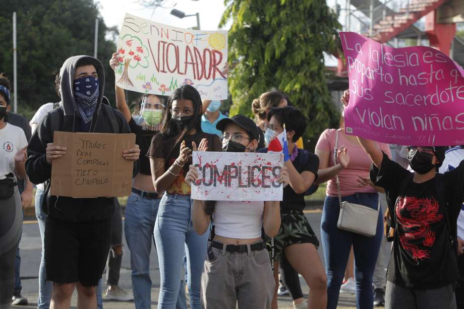 Varias personas participan en una protesta contra el abuso infantil en el marco del escándalo de abusos sexuales a decenas de menores de edad desde 2015 en albergues de Panamá supervisados por el Estado.