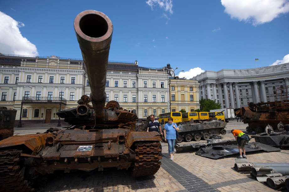 Personas recorren la exhibición de armamento y tanques rusos destruidos, que están instalados en la plaza San Miguel, en Kiev (Ucrania). Los vehículos blindados rusos, tanques y misiles, se han convertido en una atracción para las personas, donde muchos acuden a tomarse fotografías. 