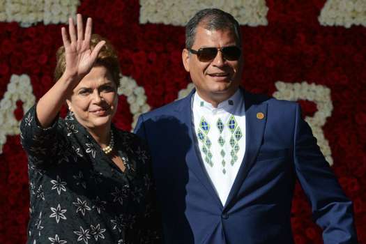La presidenta Dilma Rousseff junto con su homólogo Rafael Correa a su llegada a Quito para participar de la cumbre de la Celac. / AFP