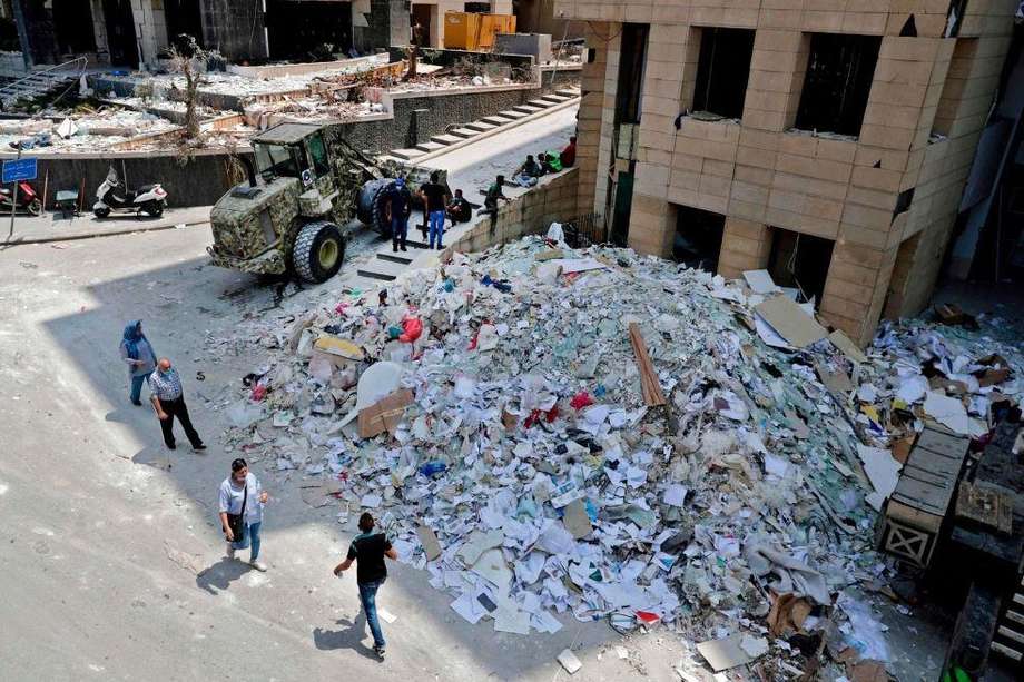 Un bulldozer retira escombros en una de las zonas afectadas por la explosión del pasado 4 de agosto en Beirut, Líbano.