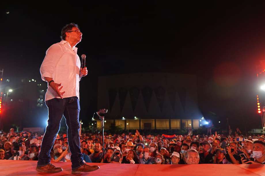 Gustavo Petro le habló a cientos de personas en la Plaza de la Paz, en Barranquilla.