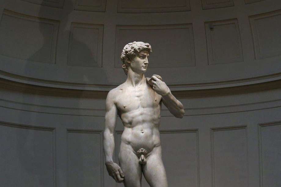 El David fue esculpido por Miguel Ángel en un solo bloque de mármol de Carrara y representa al héroe bíblico mientras se prepara a enfrentar al gigante Goliat.