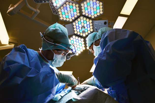Lanzarán sillas para aliviar dolores de cirujanos durante operaciones de larga duración