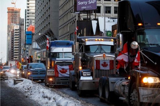 Los camioneros y sus aliados anunciaron que seguirán con sus protestas hasta que se eliminen todas las restricciones frente al COVID-19 y pidieron la destitución del gobierno de Justin Trudeau.