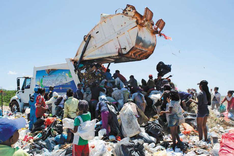 Todos los días Amorúas, Sikuanis y migrantes esperan el carro de basura para recoger sus plásticos. La empresa de aseo dice que ha sido imposible controlar la situación.