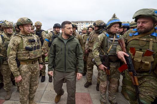El presidente ucraniano asistiendo a una ceremonia en la ciudad recuperada de Izyum.