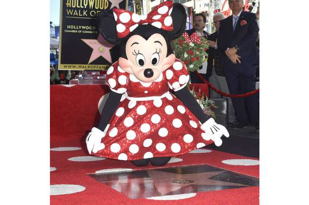 Minnie recibe estrella en Hollywood 40 años después de que lo hiciera Mickey Mouse