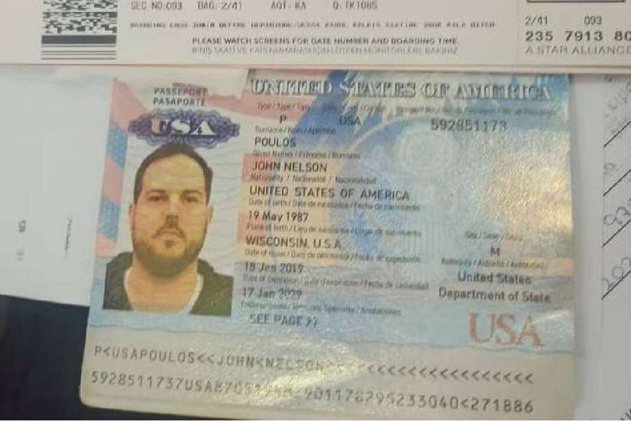 John Poulos es oriundo del estado de Wisconsin, Estados Unidos, según su pasaporte.